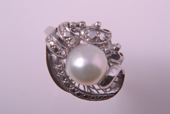 14ct White Gold 1950's Vintage Ring With A Pearl