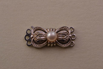 9ct White Gold Vintage Clasp With A Pearl