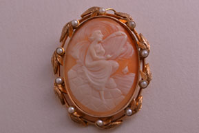 Gold Victorian Cameo Brooch/Pendant With Pearls