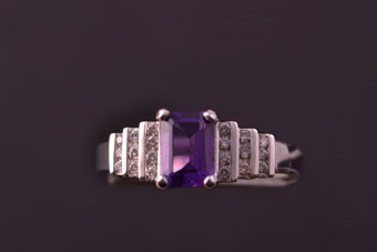 Gold Modern Ring With An Amethyst And Diamonds