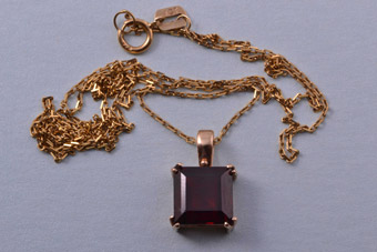 9ct Gold Modern Pendant Set With A Garnet