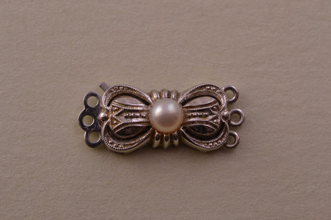 9ct White Gold Vintage Clasp With A Pearl