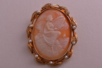 Gold Victorian Cameo Brooch/Pendant With Pearls