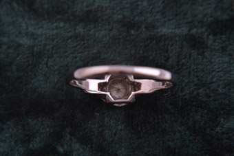 18ct White Gold Ring 