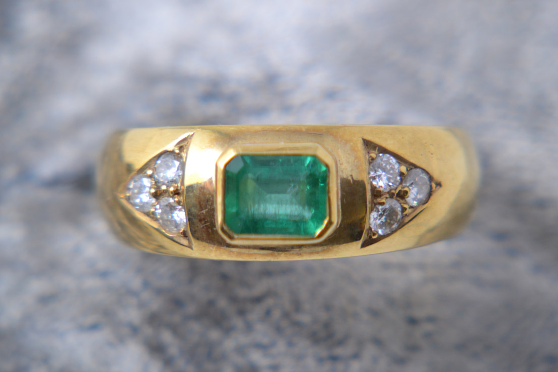 Vintage Gold Ring With Diamonds And An Emerald