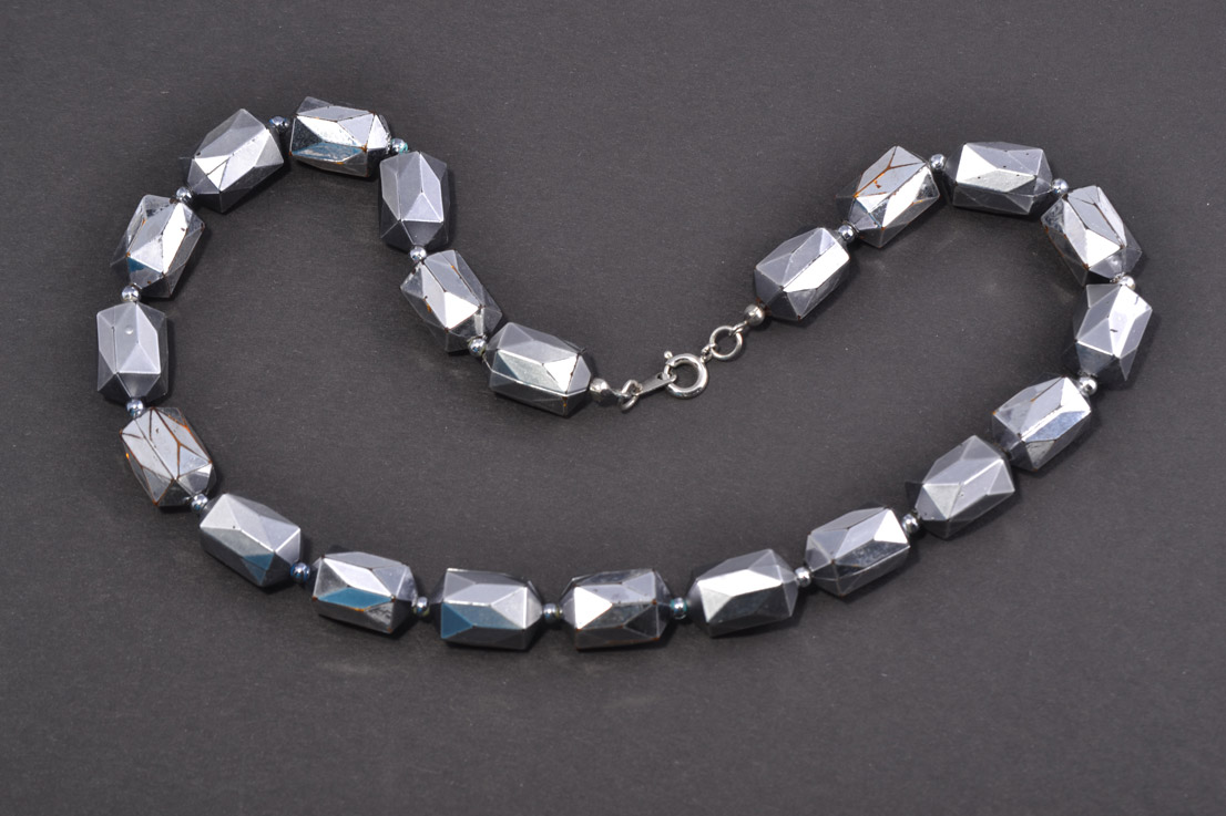 Plastic Vintage Necklace With Gunmetal Grey Beads 823j