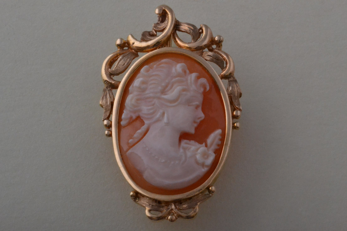 Gold 1940's Brooch / Pendant With A Cameo