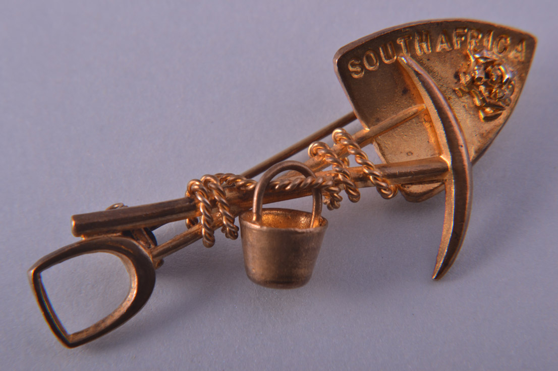 Gilt 1900's Gold Digger's Brooch