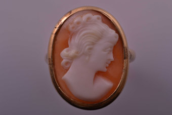 18ct Yellow Gold Ring With Cameo