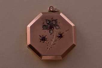 Gold Victorian Hexagonal Locket With Paste