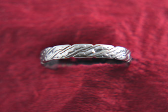 18ct White Gold 1940's Wedding Ring With Light Engravings