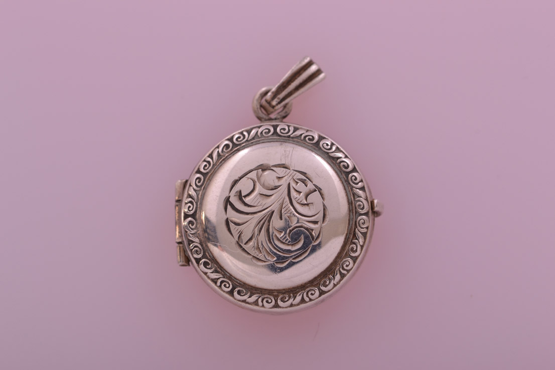 Silver Vintage Opening Locket With Engraving