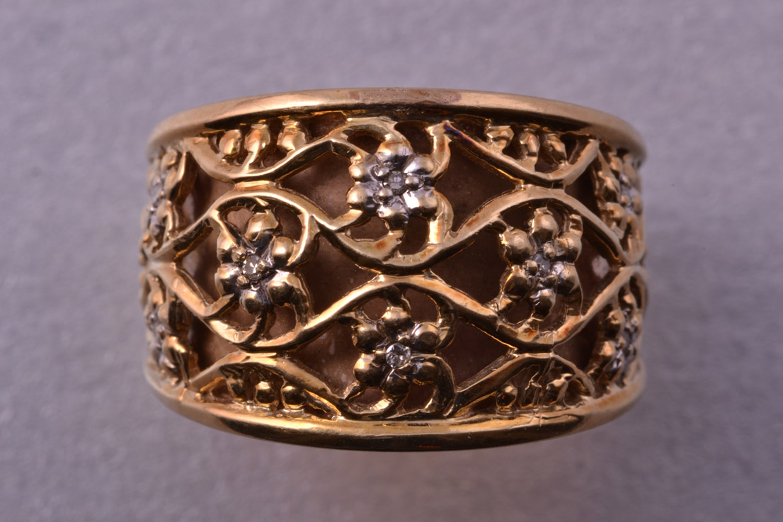 Gold 1980's Vintage Ring With Diamonds