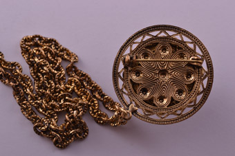 Brooch / Jersey Closure