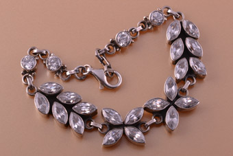 Silver Modern Bracelet With Crystal Quartz