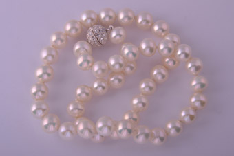 Modern Pearl Necklace