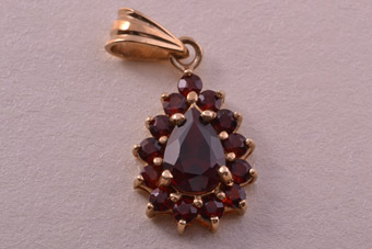 9ct Yellow Gold Modern Pendant With Garnets