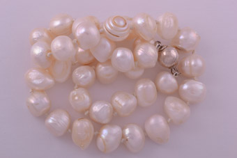 Modern Pearl Necklace